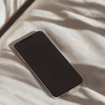 iPhone Kamu Tiba-Tiba Muncul Garis Hitam di Layar? Ini 7 Solusi Ampuh Tanpa ke Tempat Servis!