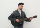 Ilustrasi bermain gitar