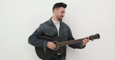 Ilustrasi bermain gitar