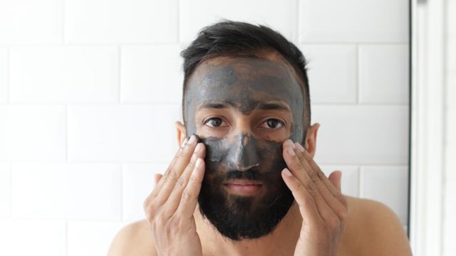 5 Rekomendasi Masker Pengencang Wajah Pria yang Efektif dan Terbukti Hasilnya