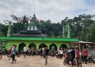 Ilustrasi Sholat di Masjid