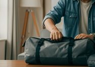 Mengemas Barang Traveling di Tas