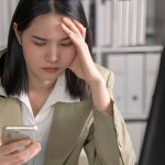 Ilustrasi pikiran sumpek di depan HP